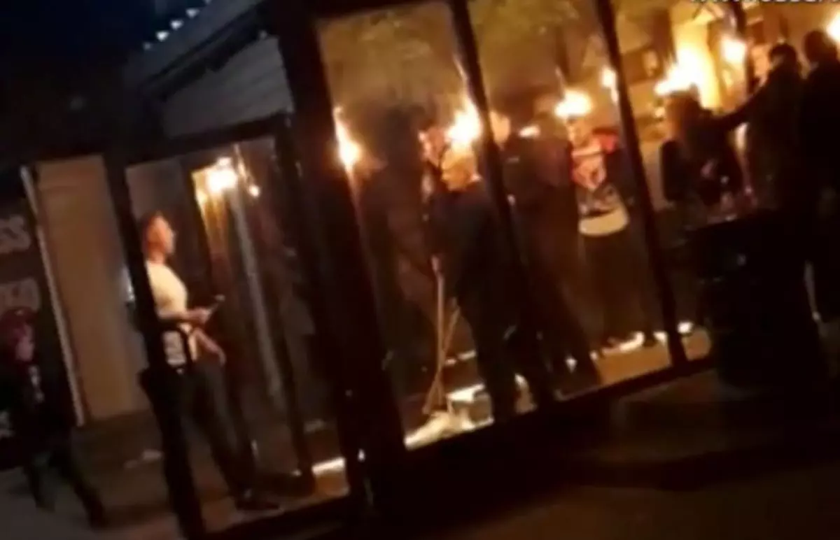 Un individ cu o macetă dat afară de bodyguarzi cu bâte, într-un club din Craiova