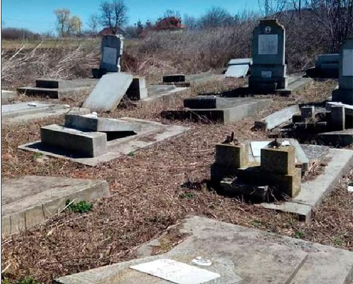 Cimitirul evreiesc din Huși a fost profanat. Zeci de morminte, distruse