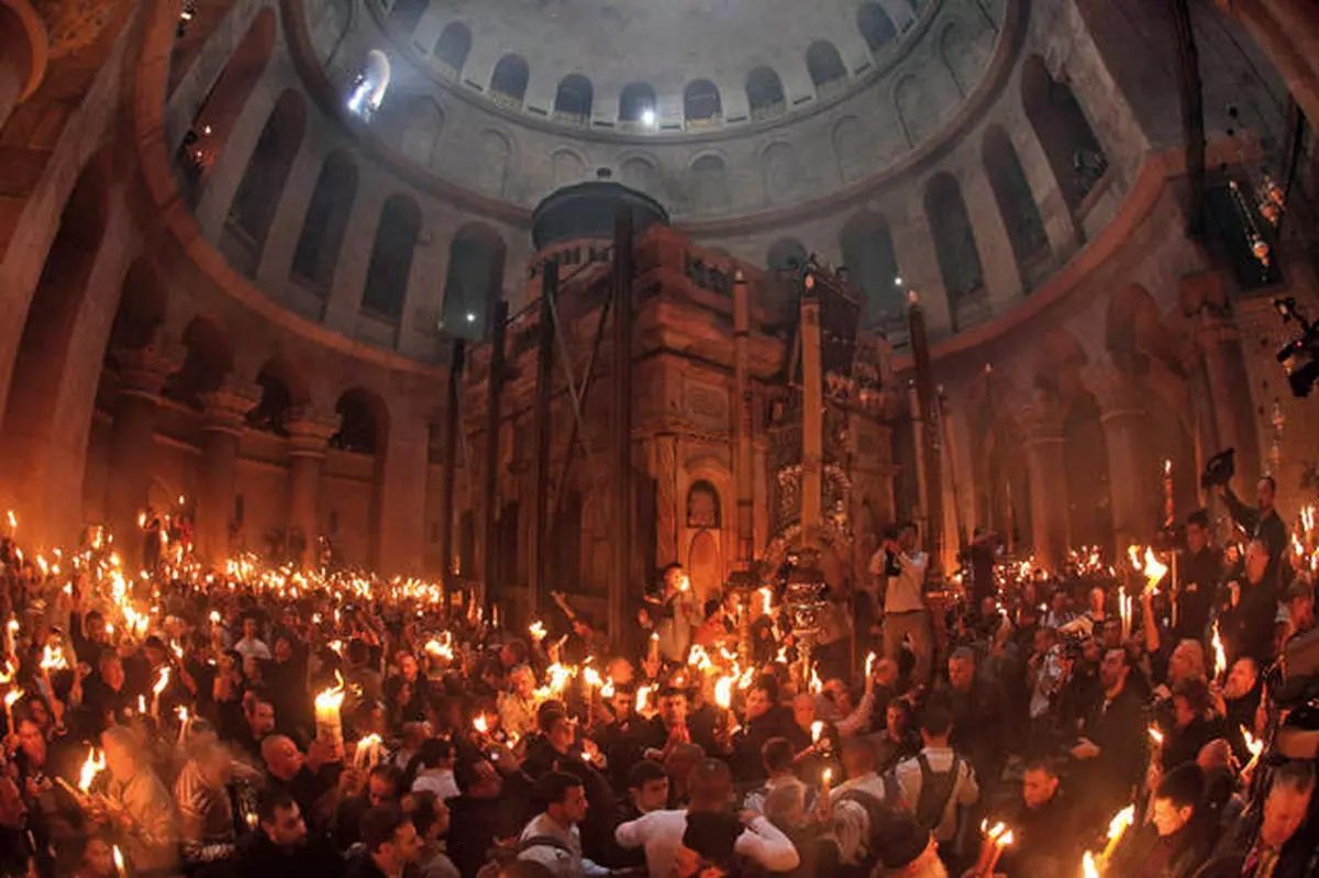 Lumina Sfântă în Biserica Sfântului Mormânt din Ierusalim