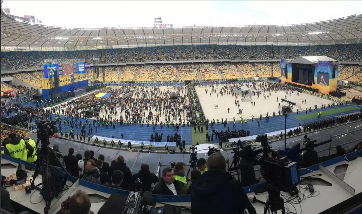 Alegeri prezidențiale în Ucraina | Poroșenko și Zelensky s-au jignit reciproc la singura dezbatere, care a avut loc pe două scene diferite de pe un stadion