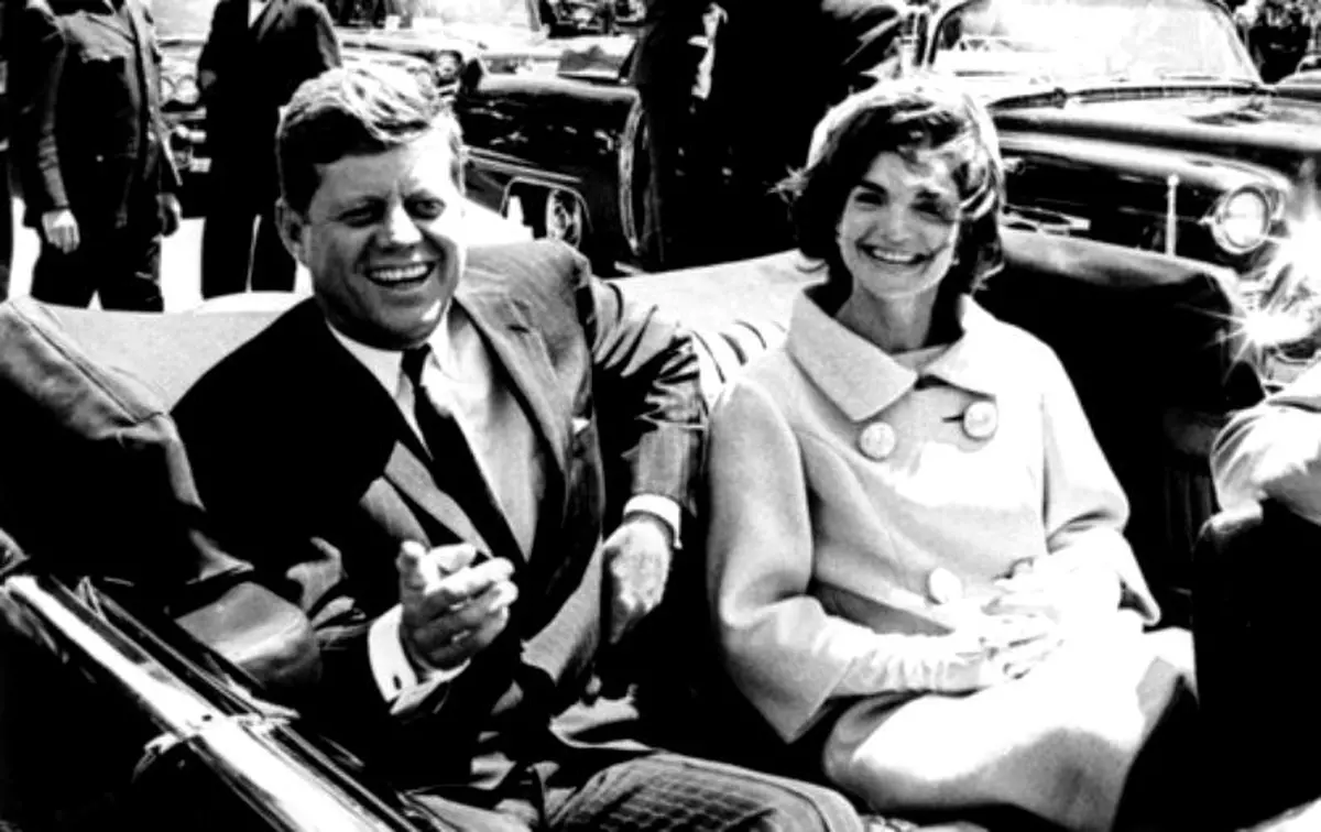 Ultimul autograf acordat de John F. Kennedy, înainte de a fi asasinat, scos la licitație
