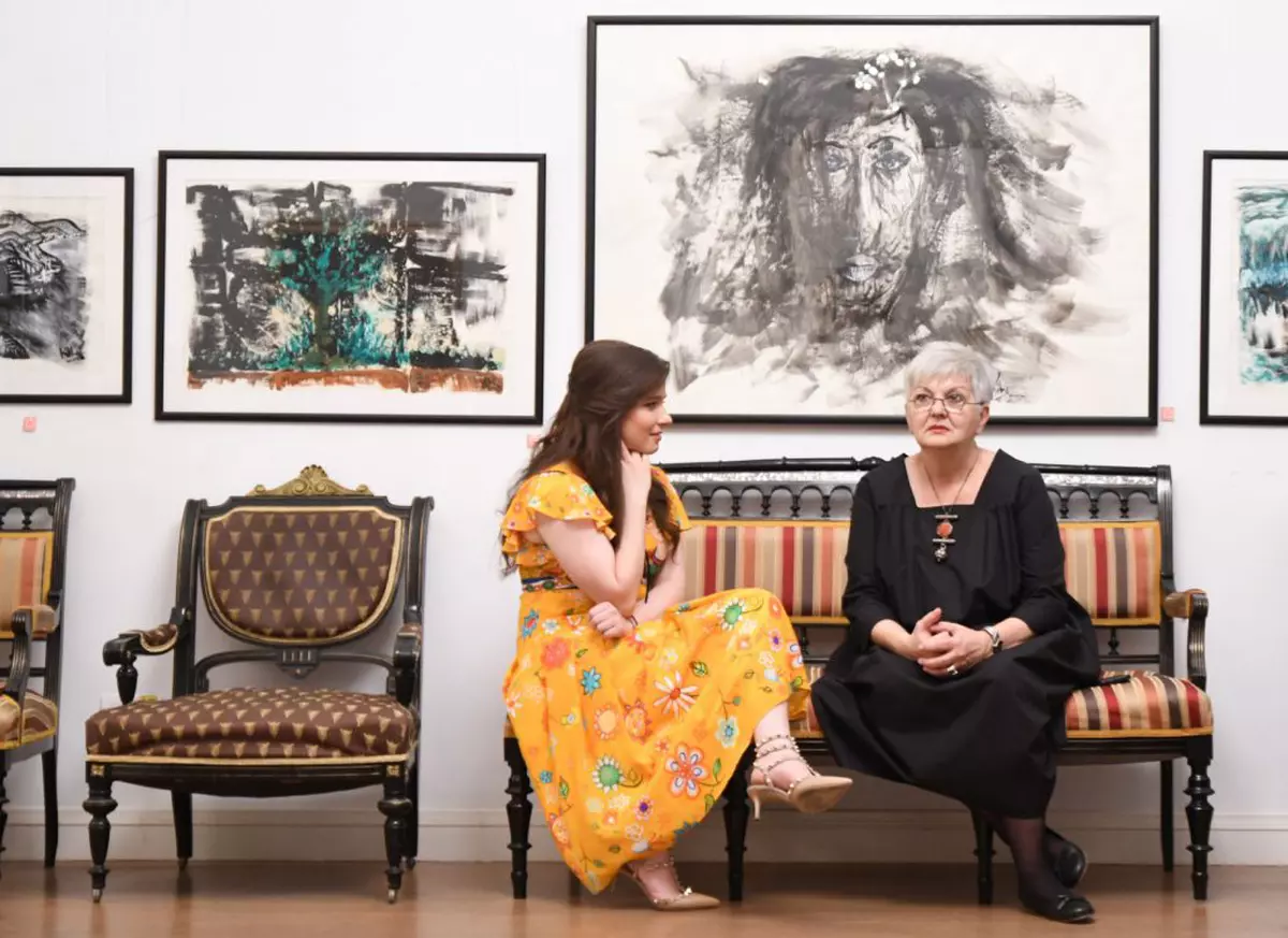Kira Hagi și-a deschis prima expoziție de pictură