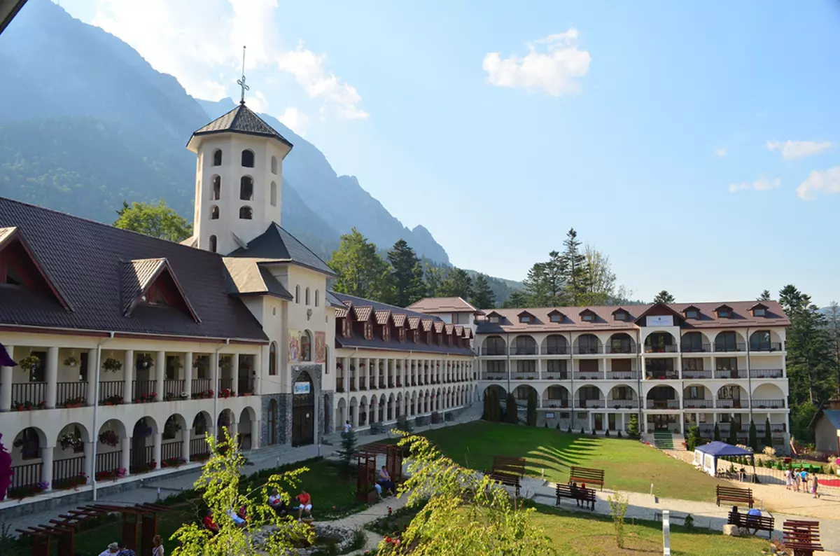 Mănăstirea Caraiman, Valea prahovei, Romania, stayhere.ro 