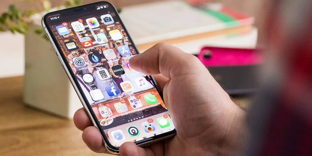 Franța va introduce de pe 11 mai o aplicație smartphone pentru urmărirea COVID-19