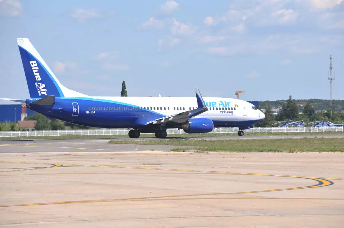 Mii de români se plâng că Blue Air anulează zborurile și nu mai returnează banii. „Reclamațiile se adună ca într-o chiuvetă fără scurgere