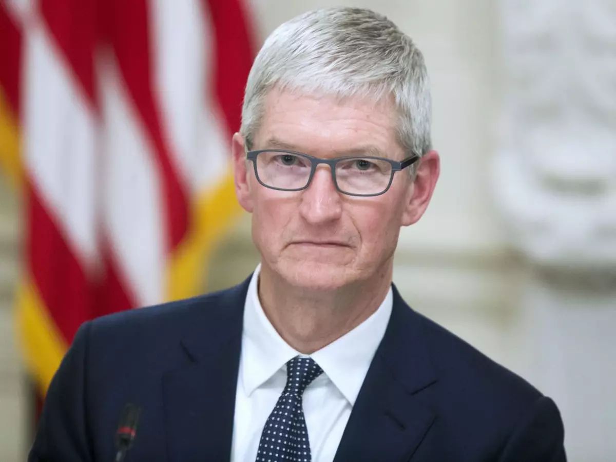 Șeful Apple, plătit cu 750 de milioane de dolari. Tim Cook, în costum