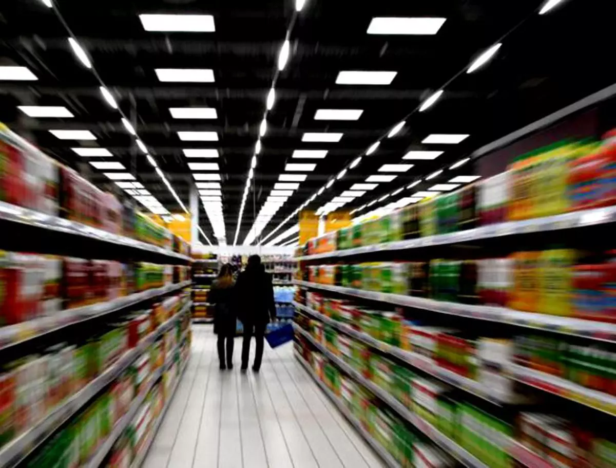 Rafturi de magazine cu alimente. Foto cu caracter ilustrativ