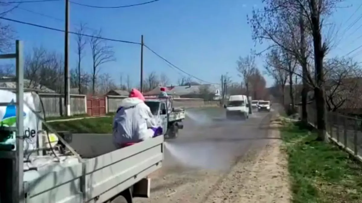 VIDEO Culmea absurdului: Consiliul Județean Iași s-a apucat să dezinfecteze drumuri neasfaltate. Șeful CJ: “Dezinfectantul are efect și acolo”
