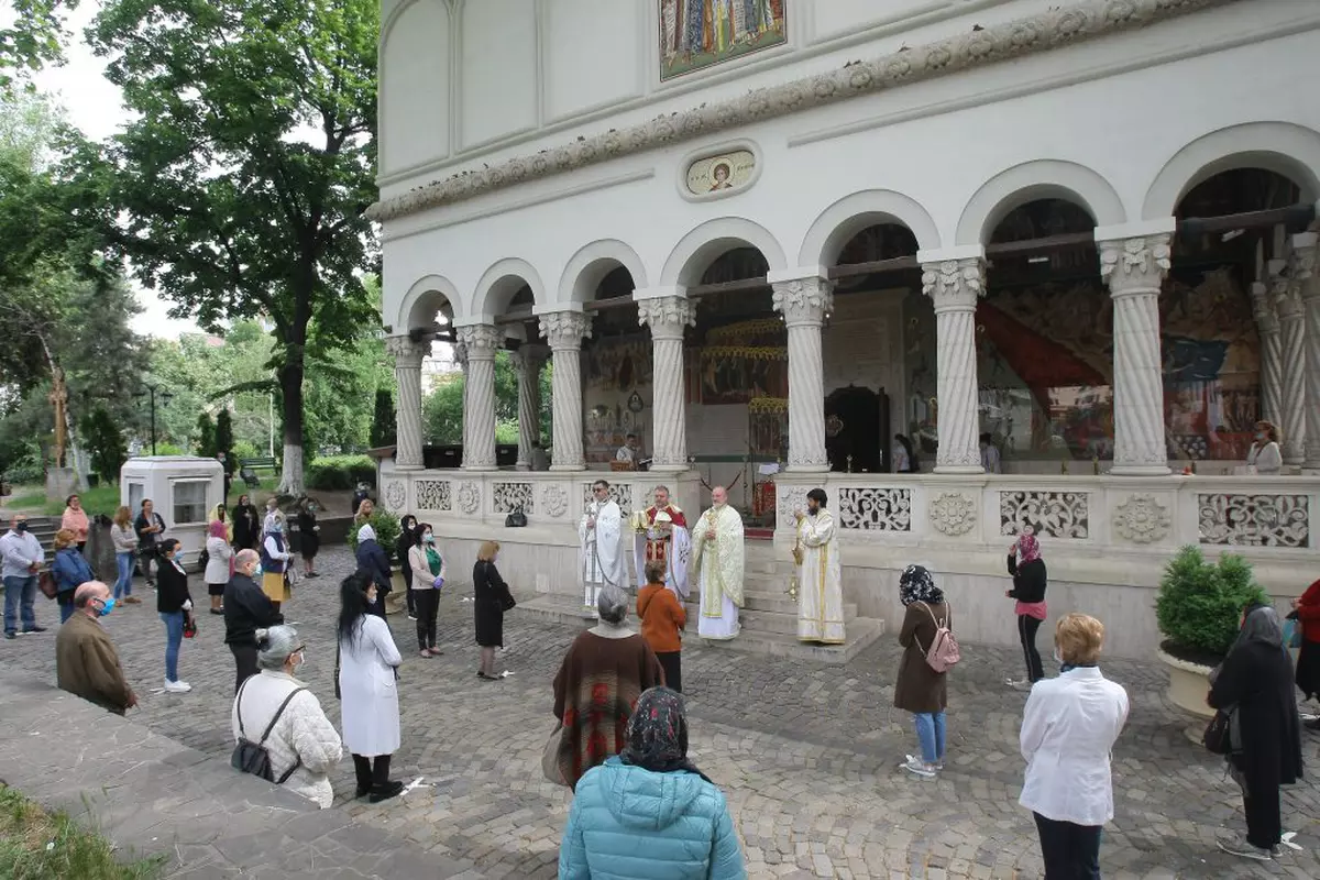Câte persoane pot participa la nunți în înmormântări oficiate în curtea bisericii