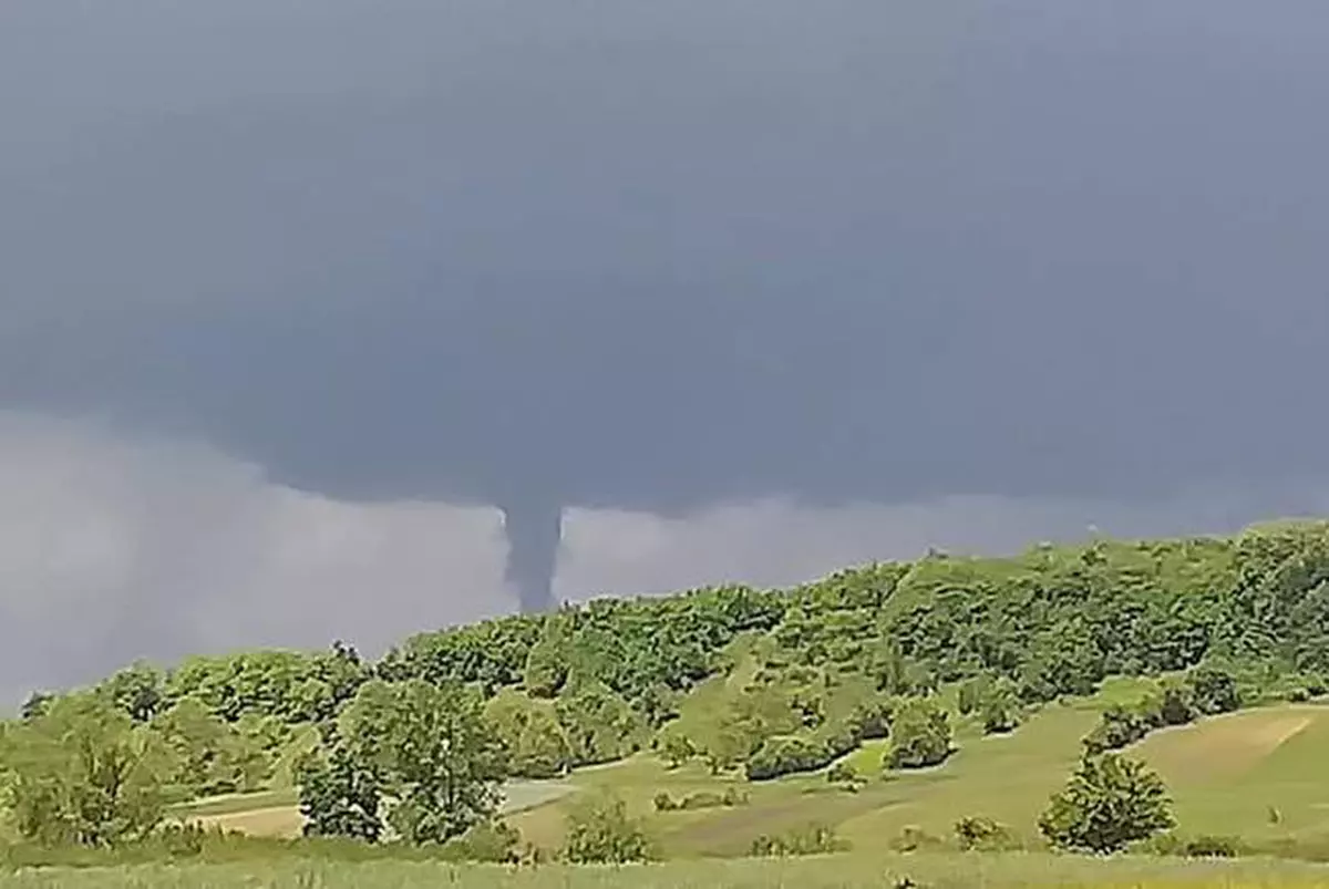 Tornadă produsă în Bihor, fotografiată de un localnic. Câte asemenea fenomene extreme au fost raportate în România