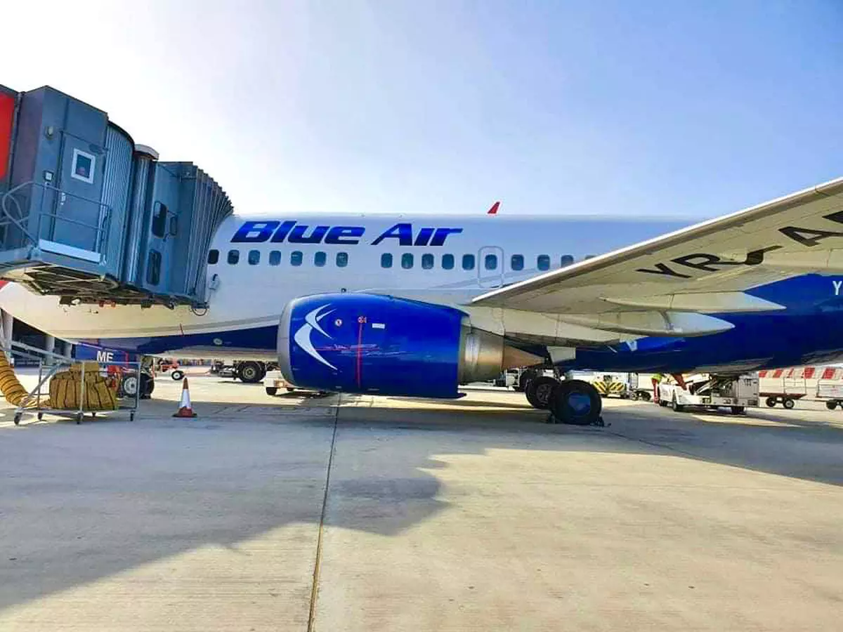 Sute de români au aflat la aeroport că au zborurile Blue Air anulate. Alții așteaptă de luni întregi returnarea banilor. Compania: „Nu avem cum să plătim acum