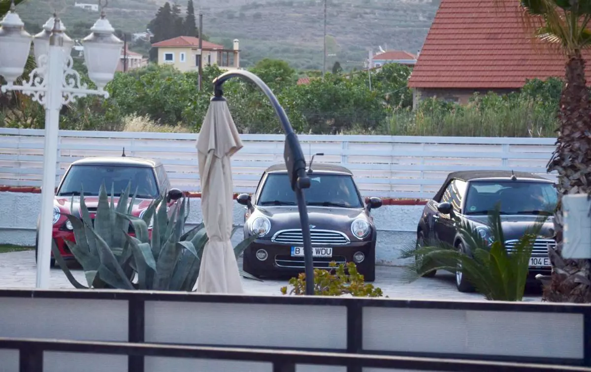 Ce înseamnă să lucrezi în primărie: trei Mini Cooper special pentru vacanțe, ascunse în curtea casei din insula grecească Eghina!