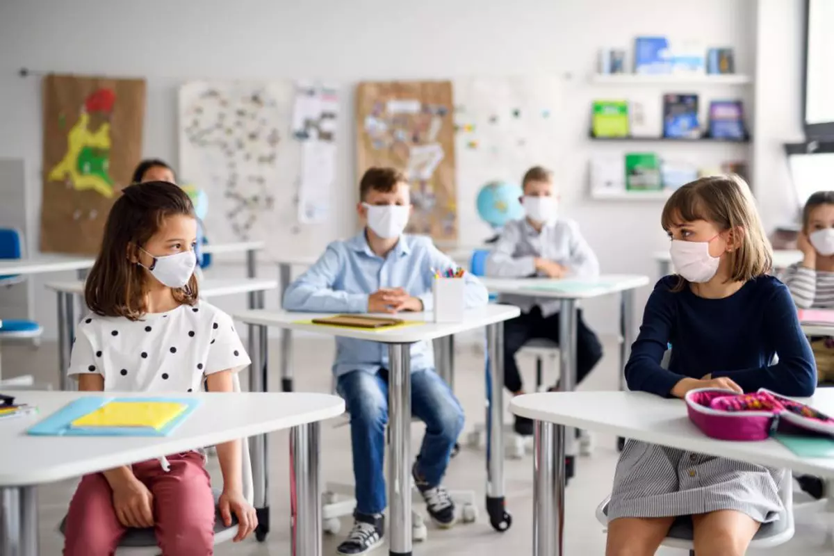 Părinţii salariaţi vor primi zile libere plătite, dacă şcolile se închid din cauza COVID-19
