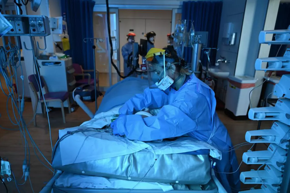 Peste 2.600 de noi cazuri de infectare și 104 decese COVID în ultimele 24 de ore în România