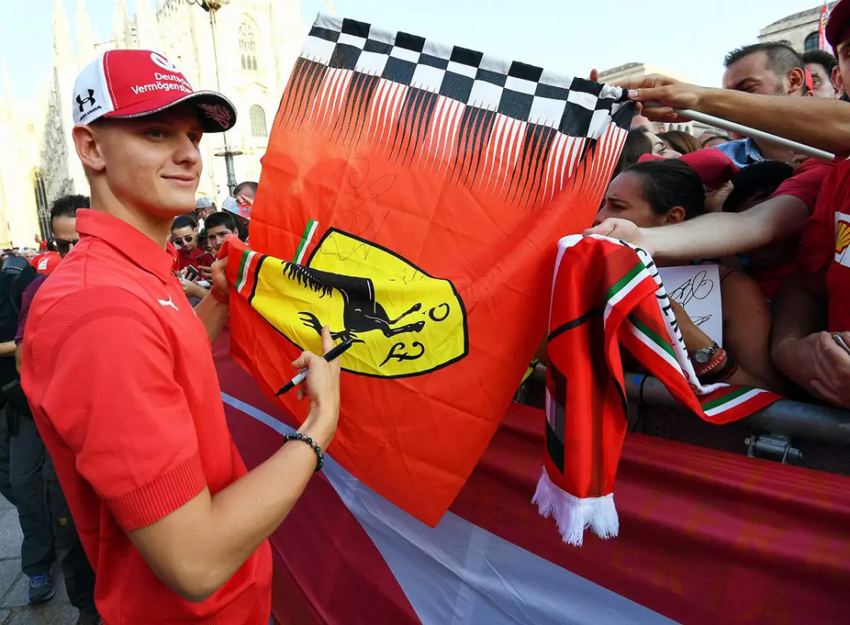 Mick Schumacher va pilota monopostul Ferrari al tatălui său, pe circuitul de la Mugello
