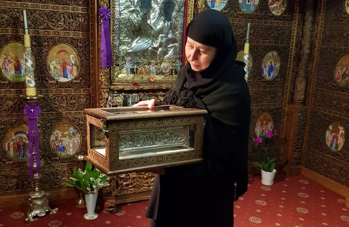 Povestea celor trei măicuțe române închise de pandemie într-o mănăstire din Grecia: „Trăim din mila oamenilor din jur. Nici lemne nu avem
