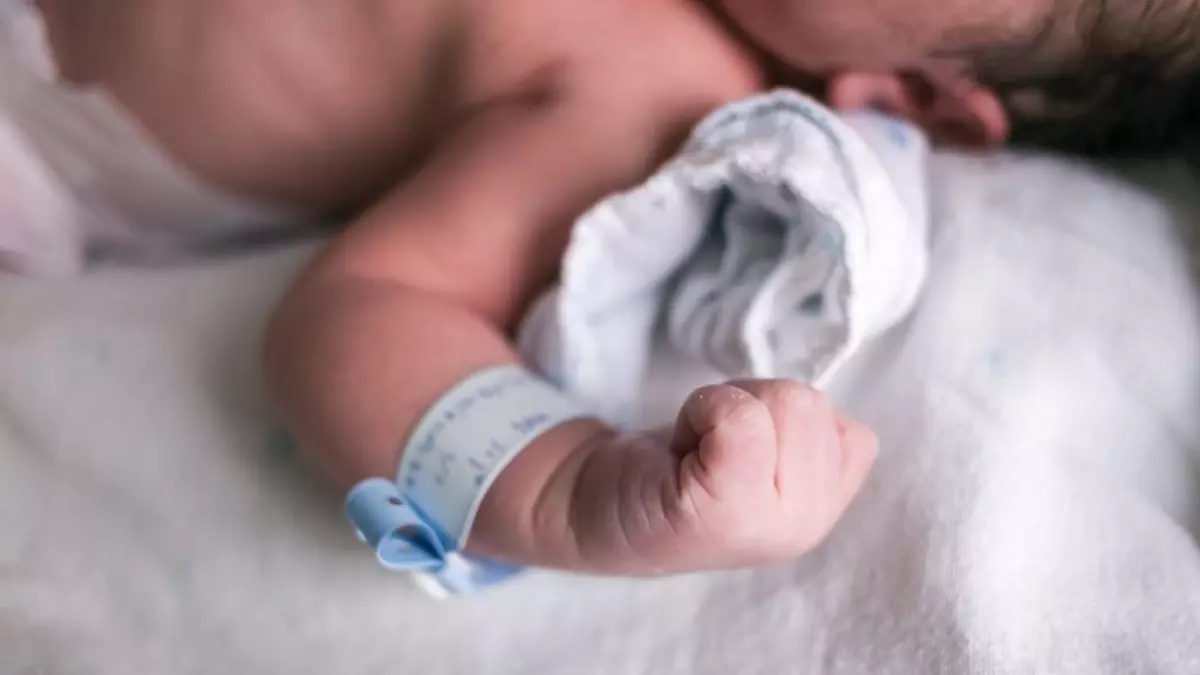 A murit bebelușul de şase săptămâni care ajunsese în stare gravă la spital, după botez