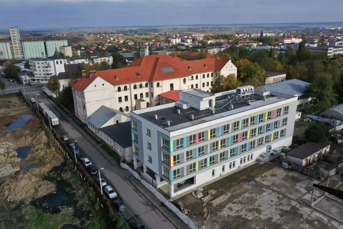 Cum zace nefolosit de un an un spital nou din Botoșani, construit cu 15.600.000 de lei, în timp ce bolnavii de COVID-19 stau la coadă pentru un loc la ATI