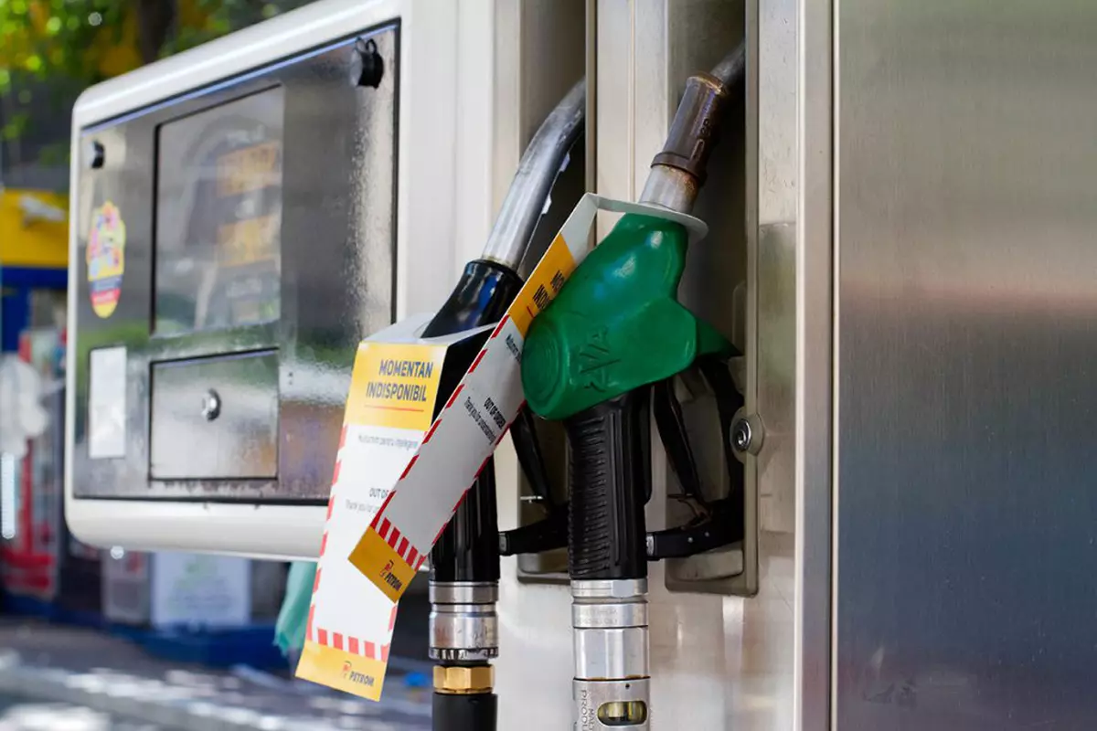 Eliminarea subvenției de 50 de bani la carburanți, o greșeală a Guvernului, spune analistul Mircea Coșea