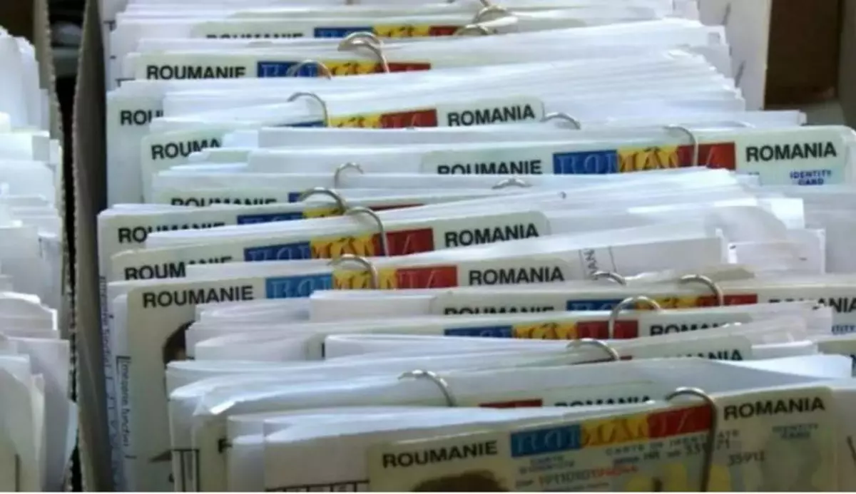 Acte necesare schimbare buletin în 2023- mai multe cărți de identitate puse într-o cutie