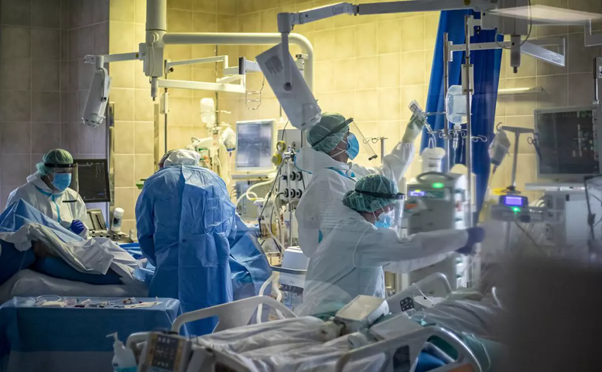 26.000 de români a ucis COVID-19, prin virus și prin alte boli pe care oamenii nu și le-au mai putut trata din cauza pandemiei