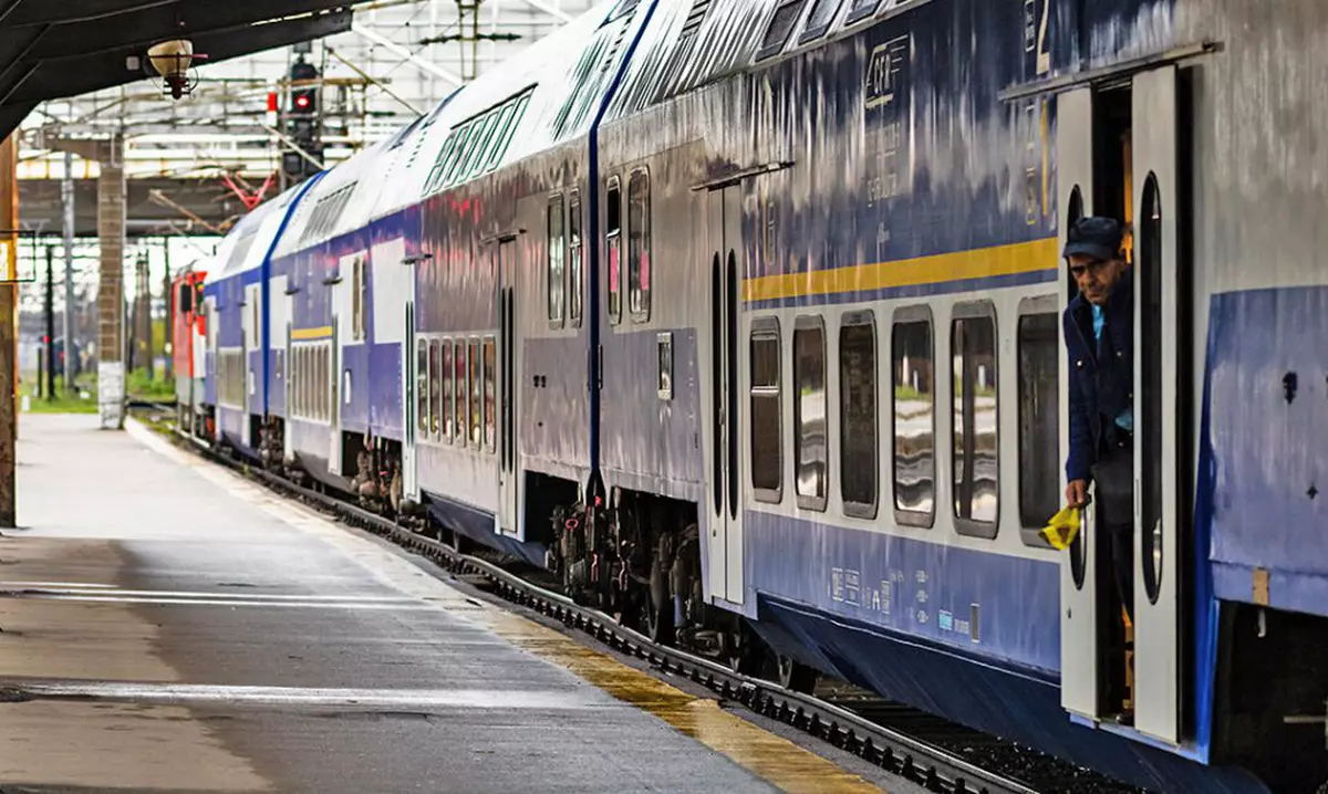 Un tren a luat foc pe ruta București-Constanța. Călătorii au fost coborâți în câmp