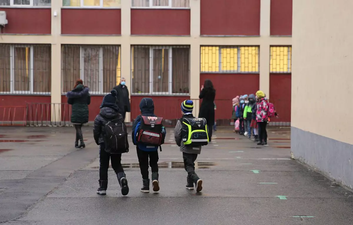 Un elev din București s-a aruncat pe geam în pauză, în timp ce colegii râdeau de el și îl încurajau să sară