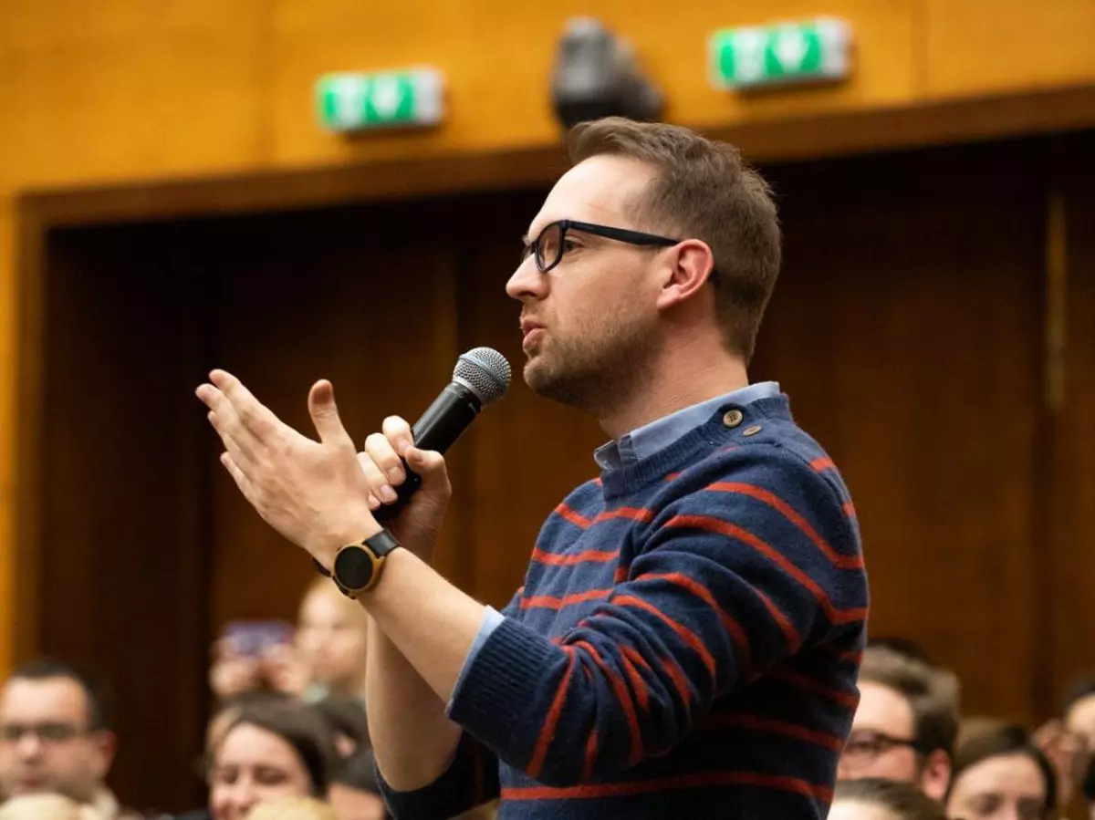 Dominic Fritz, singurul politician care l-a căutat pe regizorul „Colectiv după nominalizarea Oscar. „El și-a plătit și bilet la film