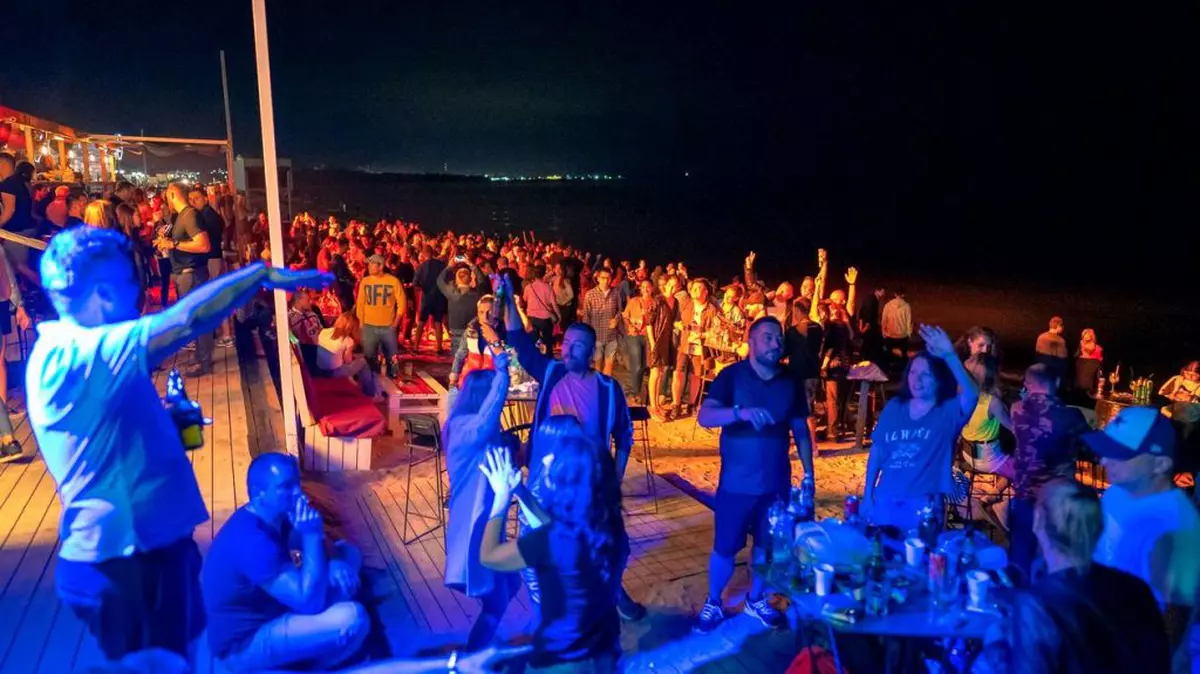 Cluburile de pe litoral rămân închise și în minivacanța de 1 mai. Ce alte reguli trebuie respectate