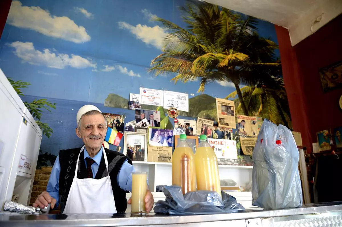 Hashim Memish la locul faptei, cu un pahar rece de bragă FOTO Gazeta Sporturilor