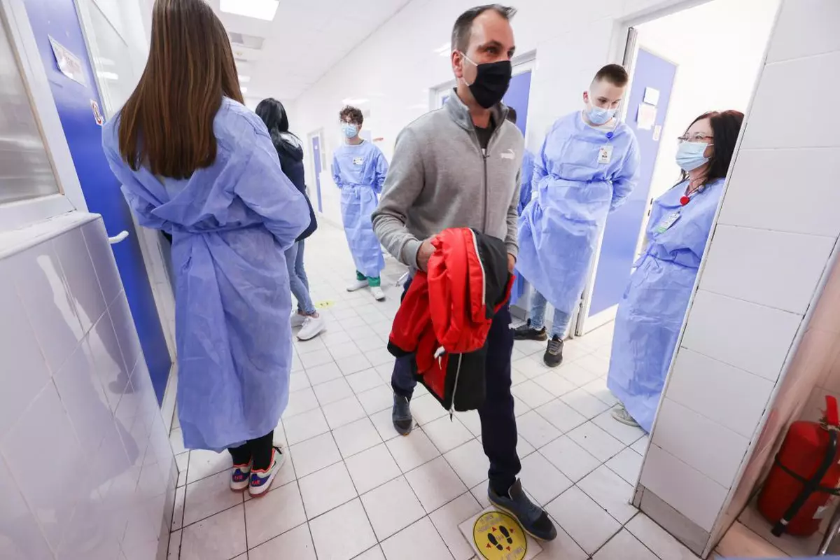 REPORTAJ. Vaccinare în miez de noapte, la Timișoara. „M-am gândit și că va fi mai puțină lume și voiam neapărat să prind Pfizer