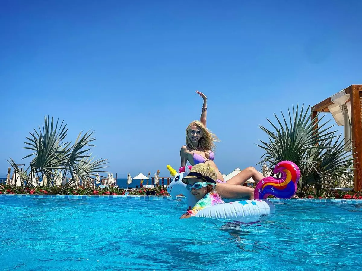 Andreea Bălan, în vacanță cu fiicele, în Egipt. Cât costă un sejur la resortul ales de vedetă
