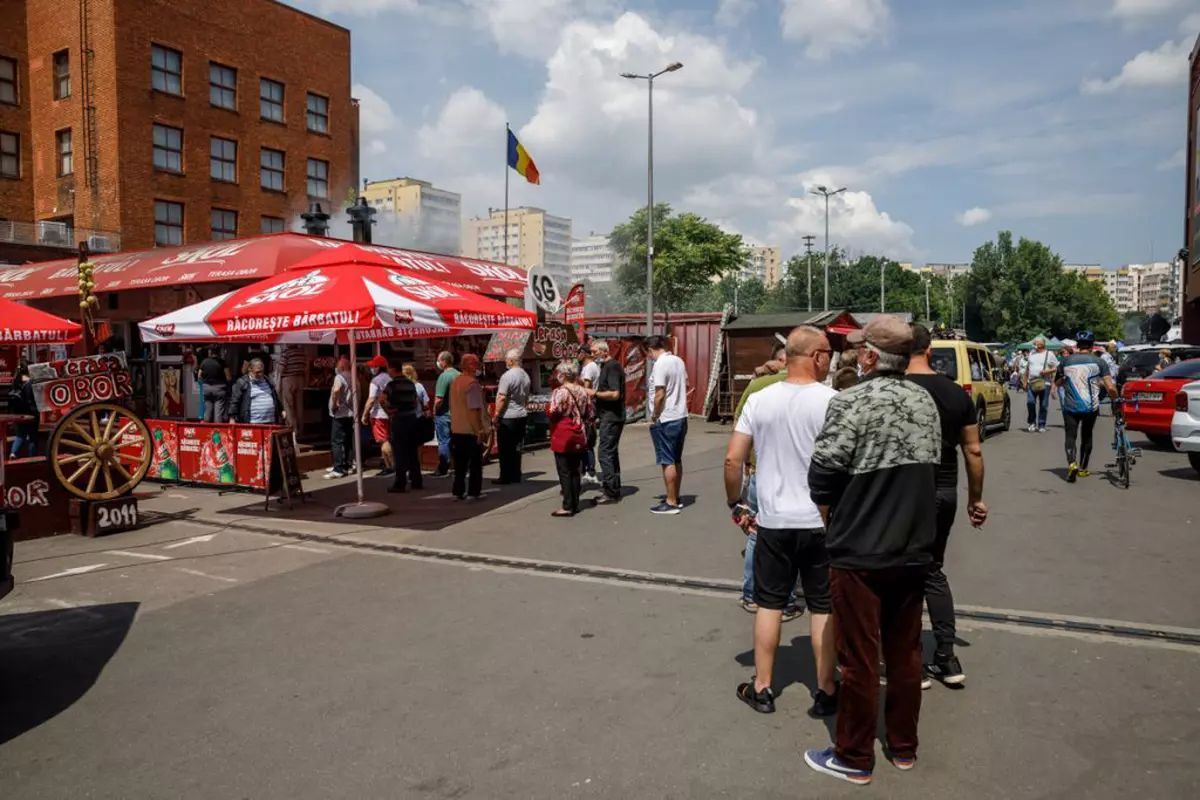 Coadă la mici, la Terasa Obor. Foto: Vlad Chirea