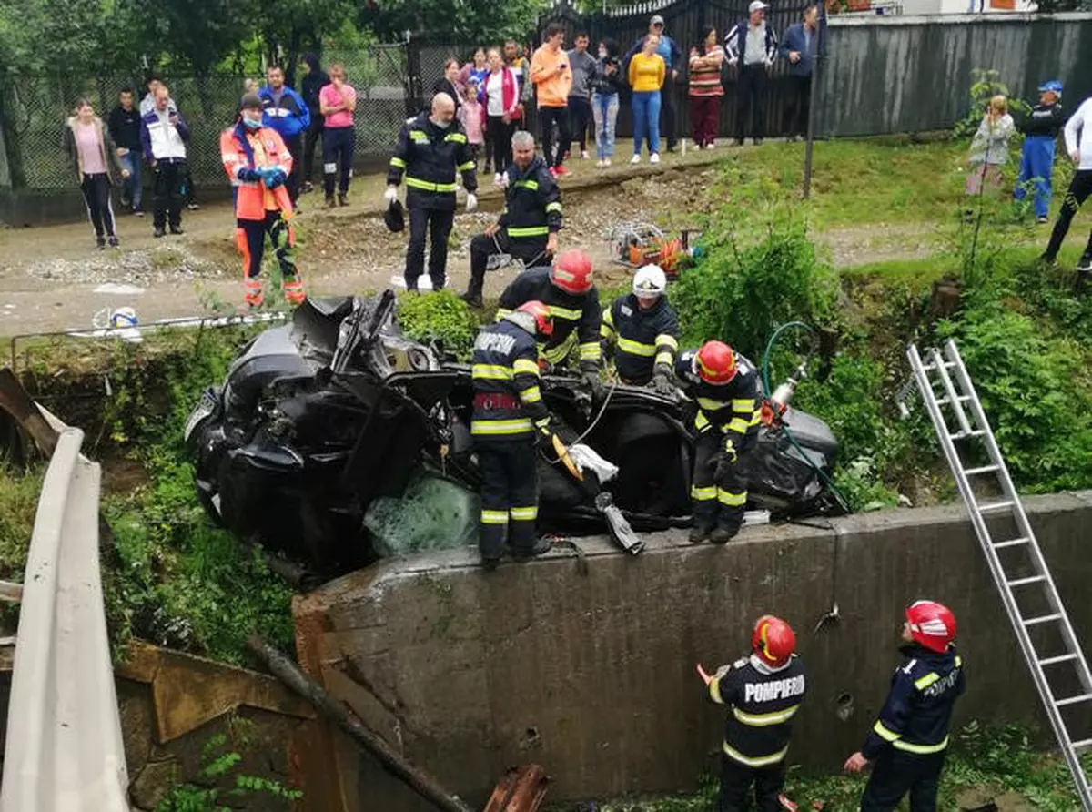 Două persoane au murit în Bacău, după ce mașina în care se aflau s-a răsturnat într-o râpă