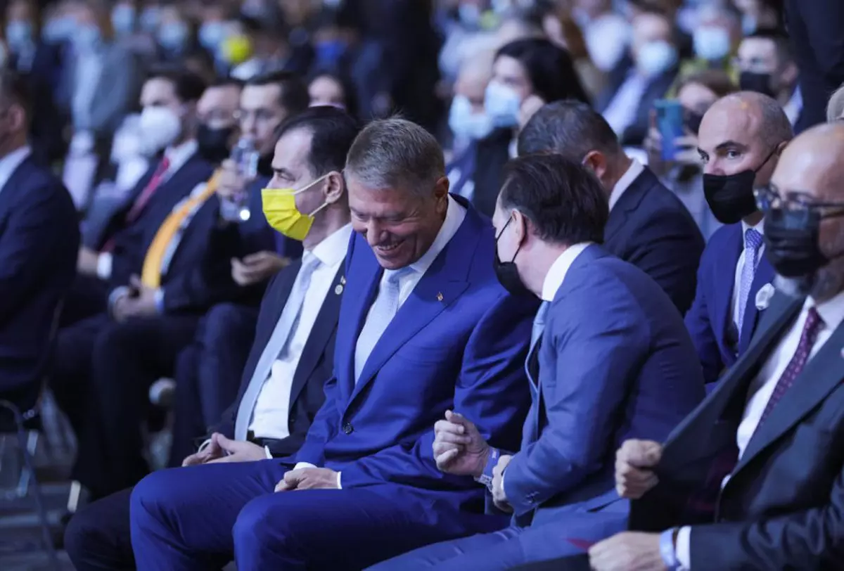 FOTO. Klaus Iohannis, fără mască, în sală, la congresul PNL. Cîțu i-a atras atenția