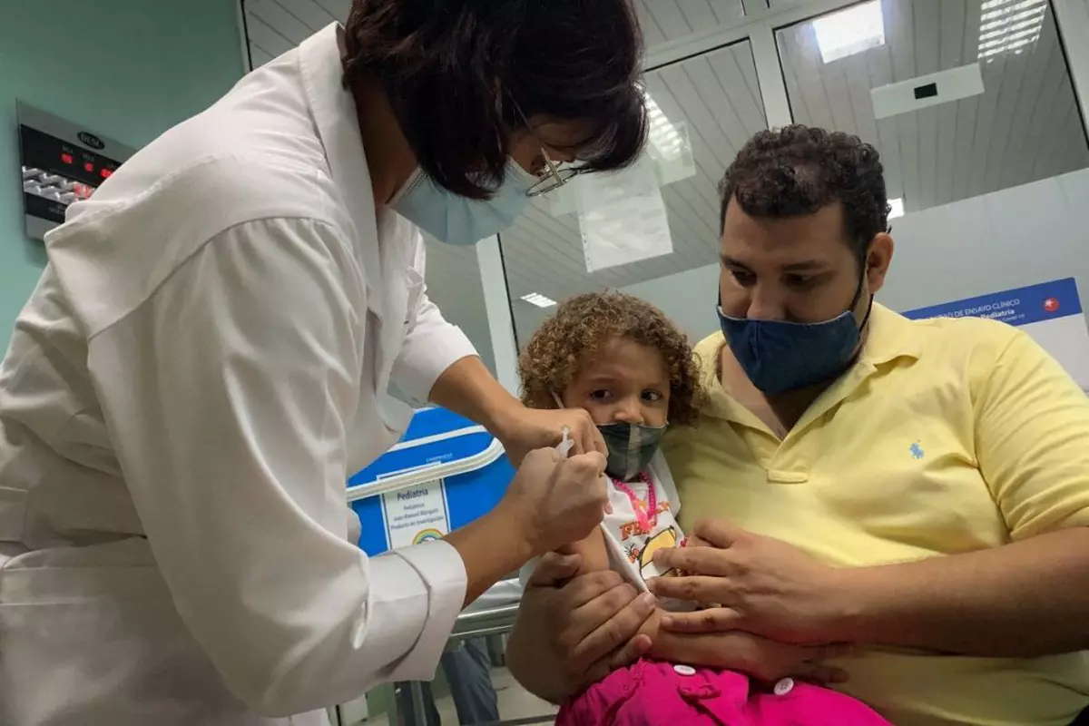 Cuba, prima țară care a început vaccinarea în masă a copiilor de cel puțin 2 ani, ca strategie pentru deschiderea școlilor și grădinițelor