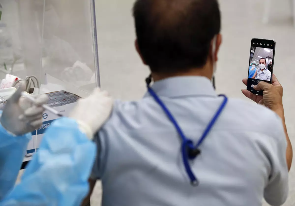 Sunt persoanele vaccinate la fel de contagioase precum cele nevaccinate? Medic: „Nimic nu poate fi mai fals