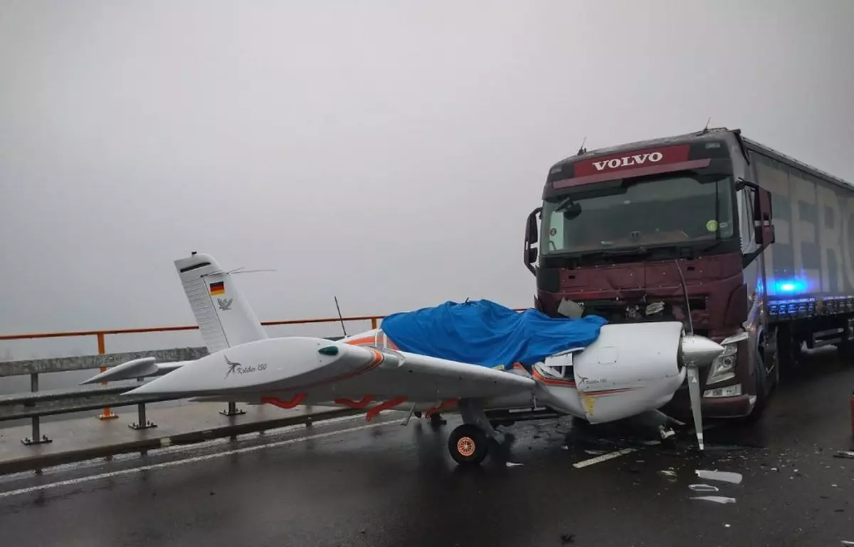 VIDEO | Accident neobișnuit: un șofer român a intrat cu TIR-ul într-un avion, pe o autostradă din Germania
