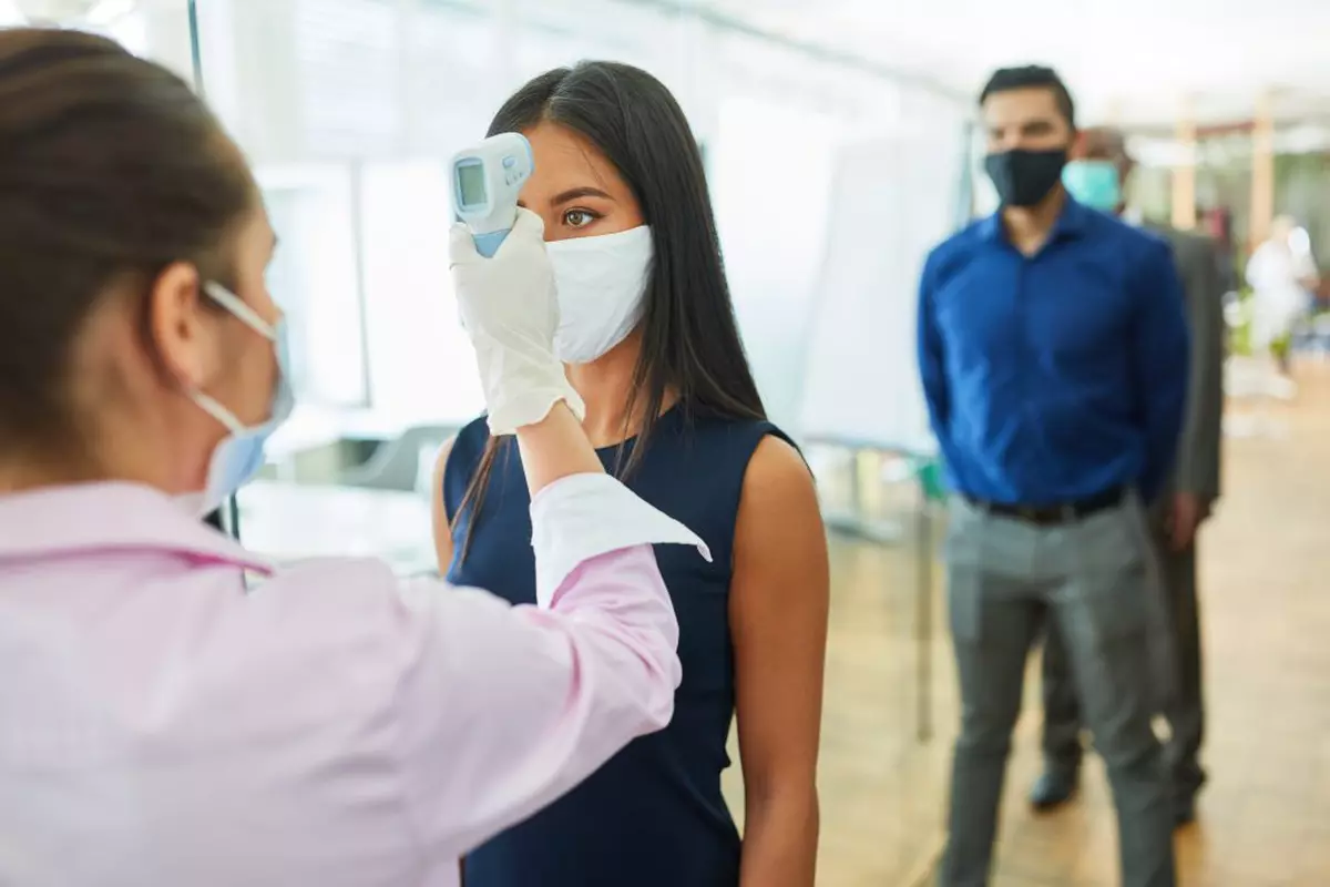 Numărul angajaților care ar demisiona, în cazul vaccinării obligatorii, de două ori mai mare în România decât media globală