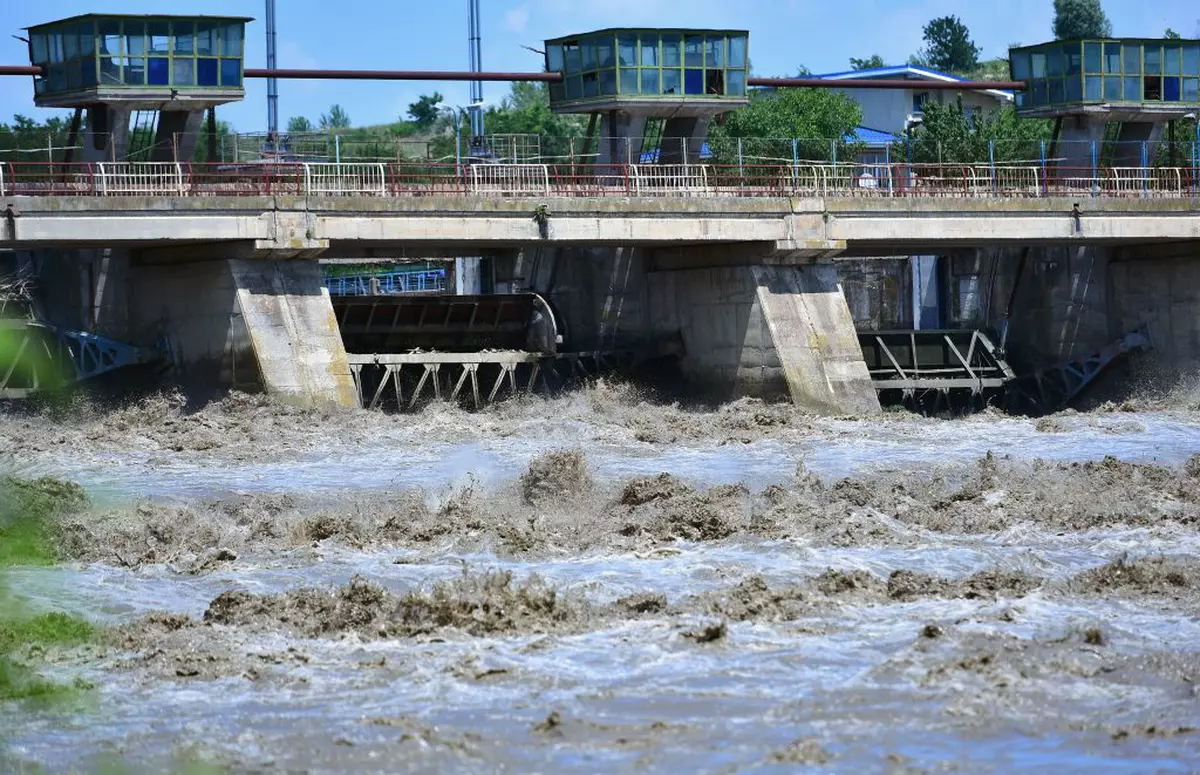 Marea minciună „de criză: scădem factura la energie dacă ne distrugem râurile și pădurile din parcurile naționale și naturale