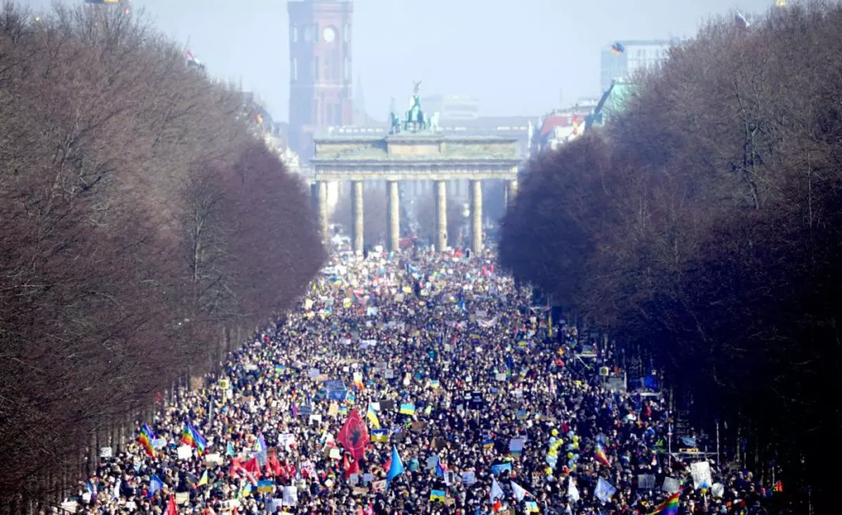 Protest uriaș, întins pe 3 km, la Berlin. Peste 100.000 de oameni au ieșit în stradă împotriva lui Putin