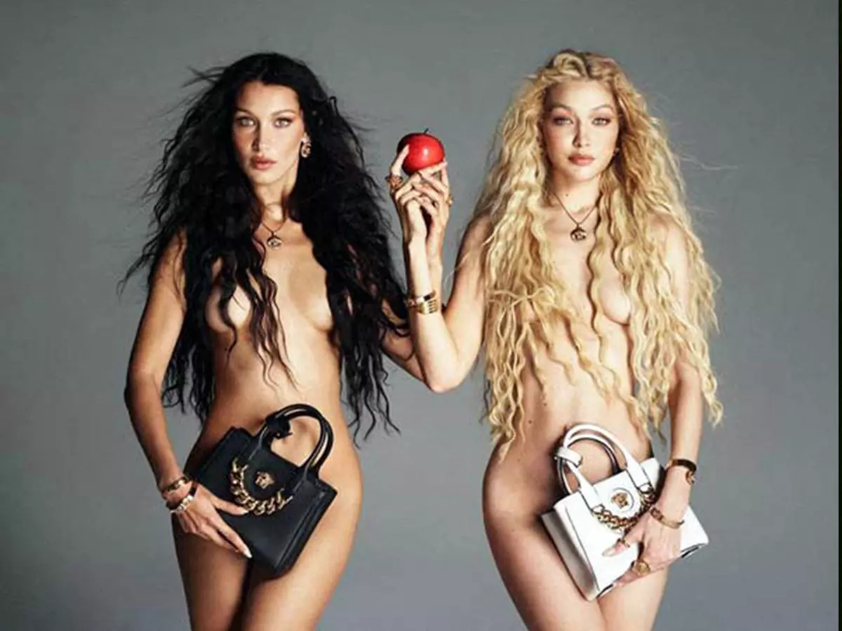 Gigi și Bella Hadid au pozat goale pentru casa de modă Versace. Donatella le-a lăudat: „Zeițele