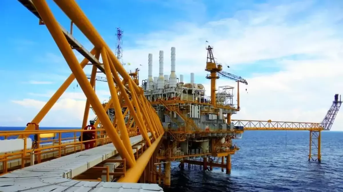 Platformă petrolieră marină vopsită galben