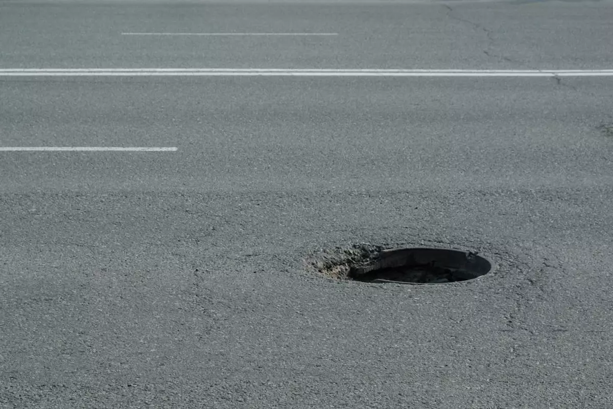 O fetiță de 4 ani a căzut într-o canalizare din Centrul Brăilei. Șef al Companiei de Utilități Publice: Ce mă zăpăciți la cap? Se mai fură capacele…