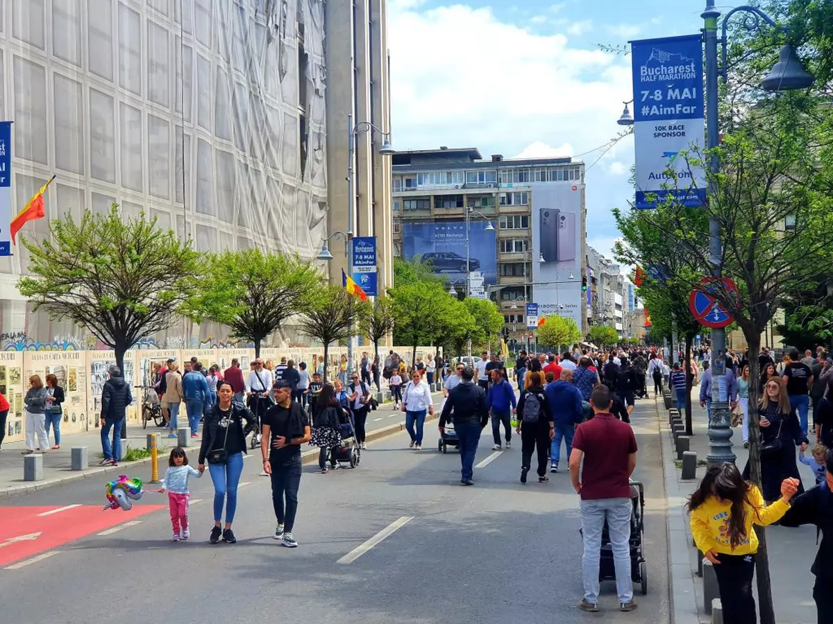 Ziua Muncii și a pietonilor. Mii de bucureșteni, la plimbare pe Calea Victoriei de 1 mai
