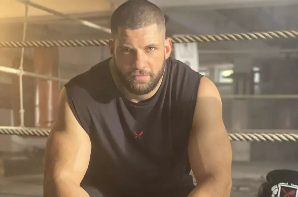 Cine e Florian Munteanu, românul care va juca în serialul „Vikingii, sezonul 3. „Sunt foarte mândru