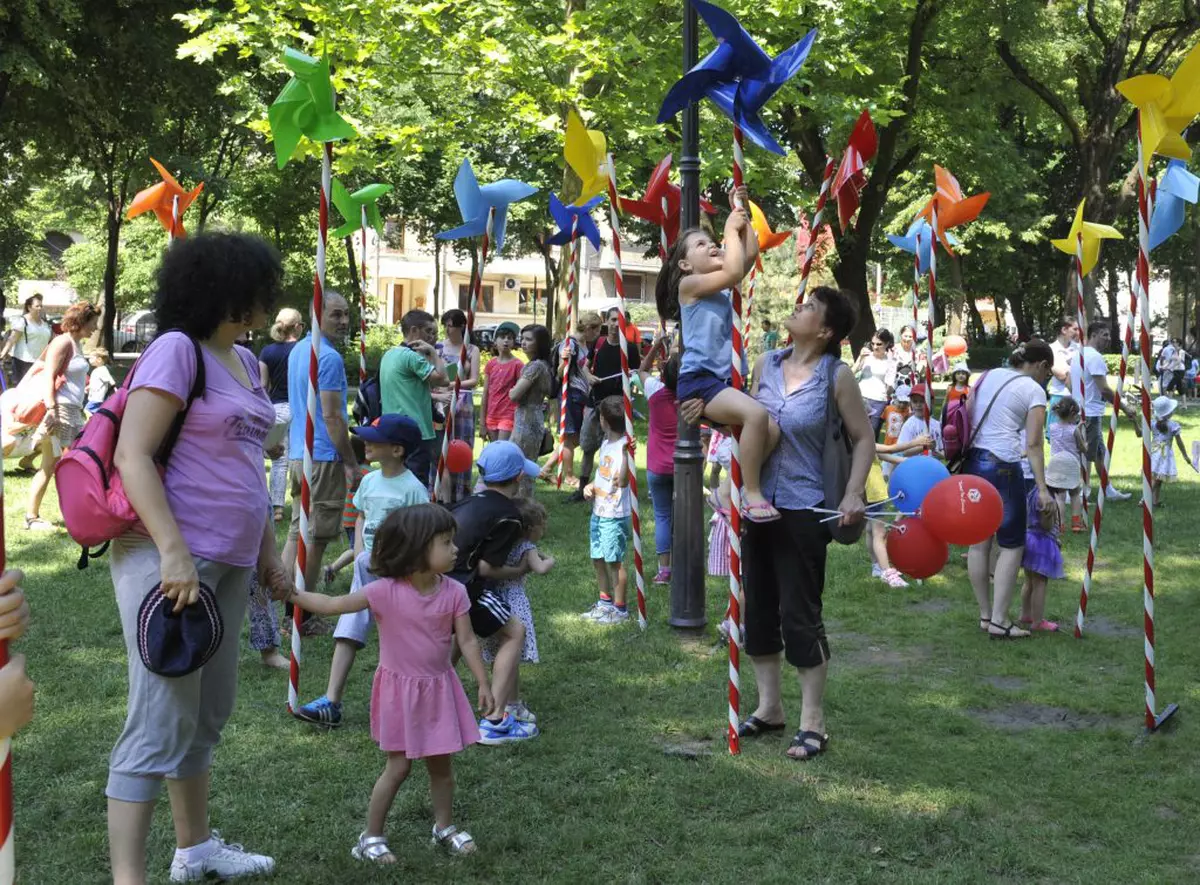 Despre scandalul copiilor care fac gălăgie în public. Psiholog: „Copilul e făcut să exploreze și rolul nostru e să-l învățăm să o facă fără să-l deranjeze pe celălalt
