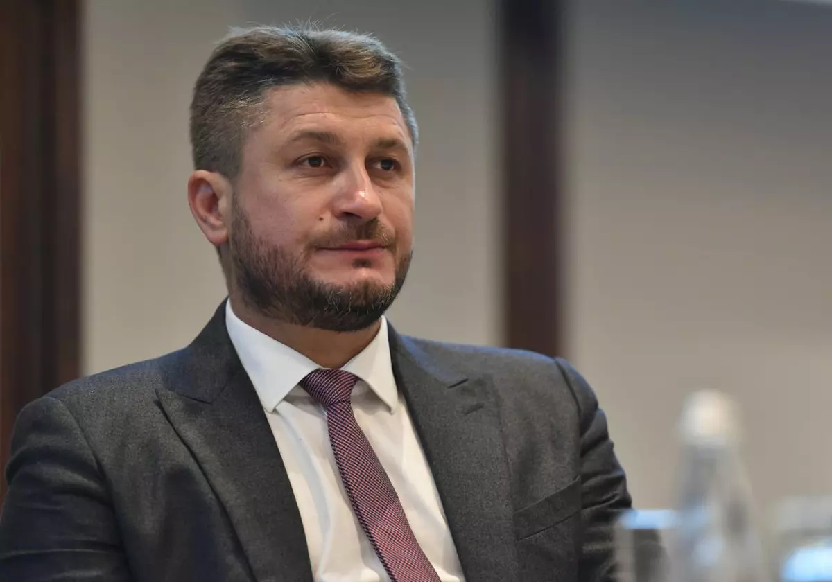INTERCEPTĂRI. Doi directori se chinuie să scape de două funcționare incomode pentru PNL: „Cât îi dăm? Cum motivăm?