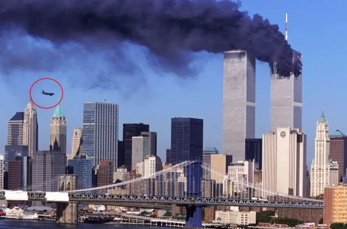 Atacurile teroriste de la 11 septembrie 2001 - Imagine cu zborul 175 United Airlines, care se apropie de al doilea turn WTC