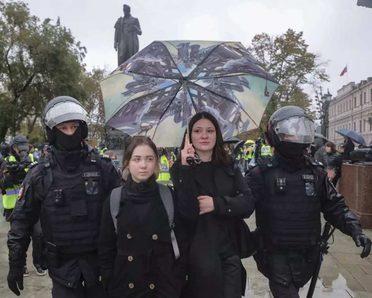 „Vremea rezistenței pașnice s-a terminat. Planurile organizației feministe clandestine care luptă în Rusia împotriva lui Putin